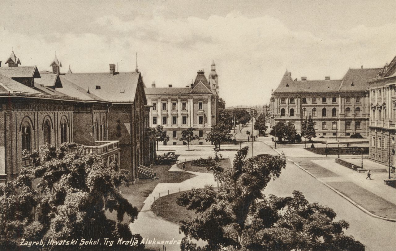 Trg kralja Aleksandra (današnji Trg Republike Hrvatske), oko 1932. godine, Hrvatski sokol